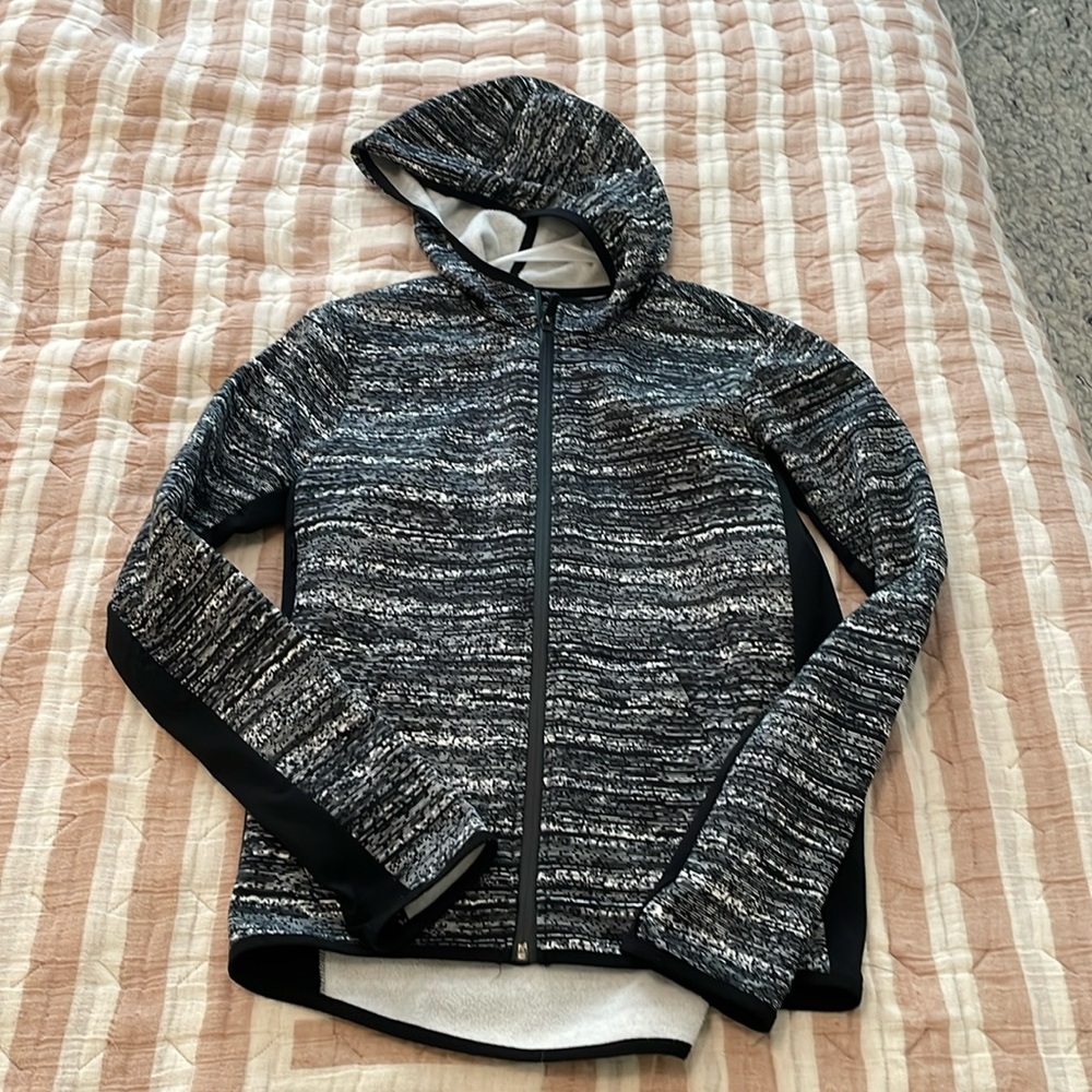 Small black & white Nike therma-fit jacket with thumb holes & pockets!